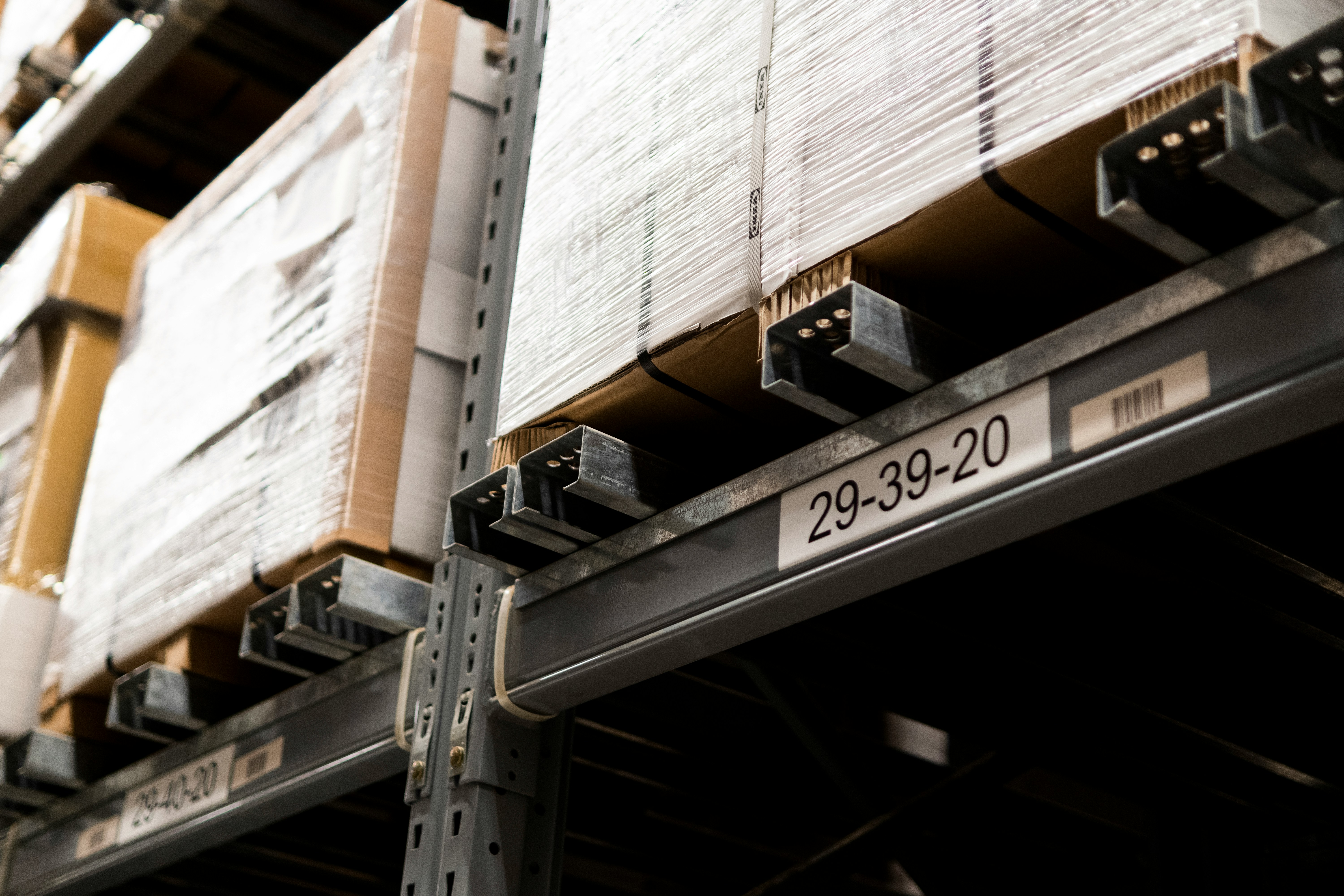 15-day in-stock and 40-day custom Pantone fulfillment timelines
